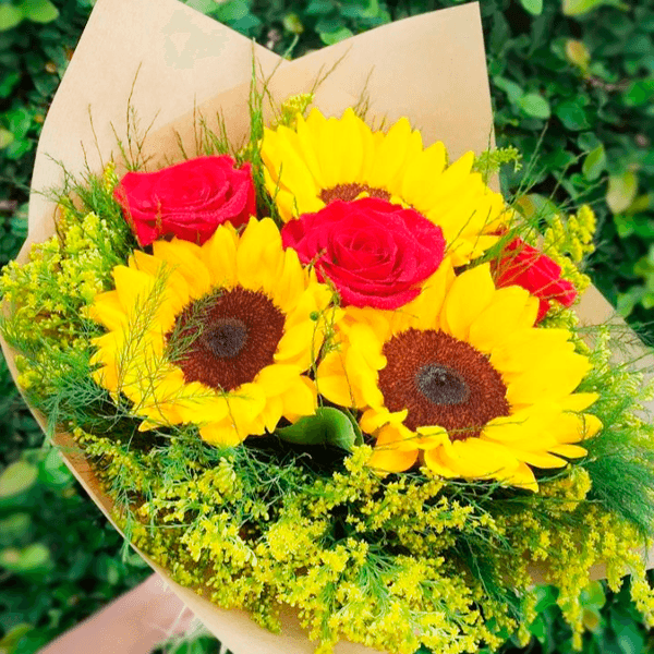 Buquê misto de Rosas e Girassois - 06 Unidades.