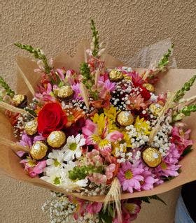 Buque Especial flores do Campo + Flores nobres  + Chocolates. 