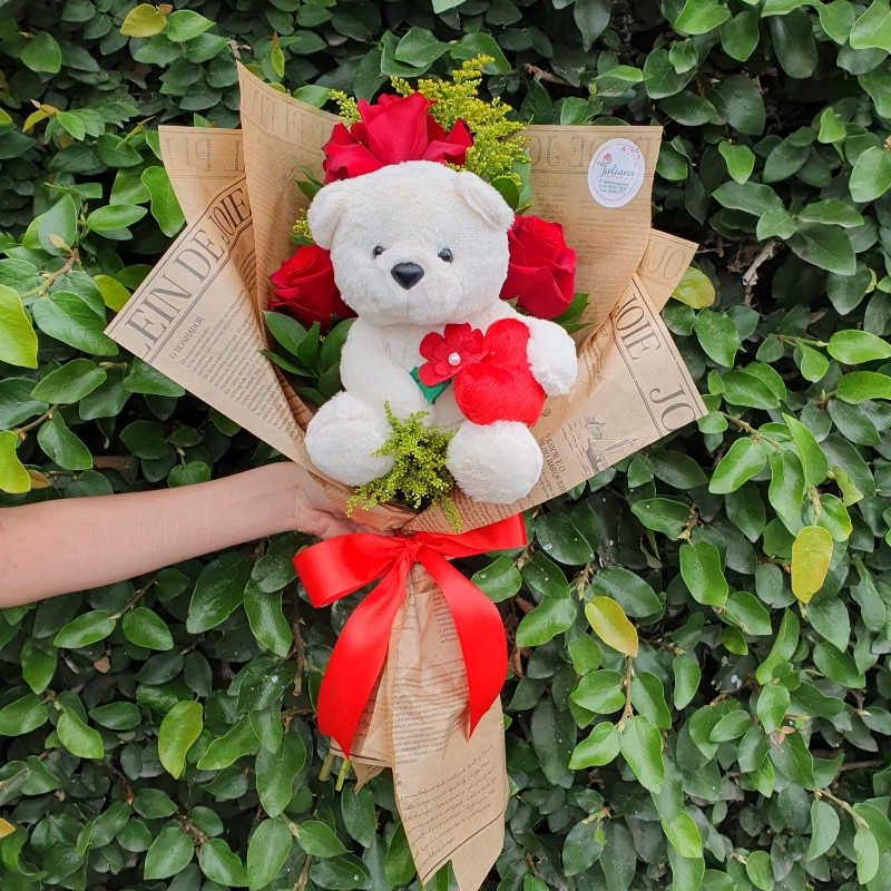 Ramalhete com 3 rosas vermelas abertas com pelucia