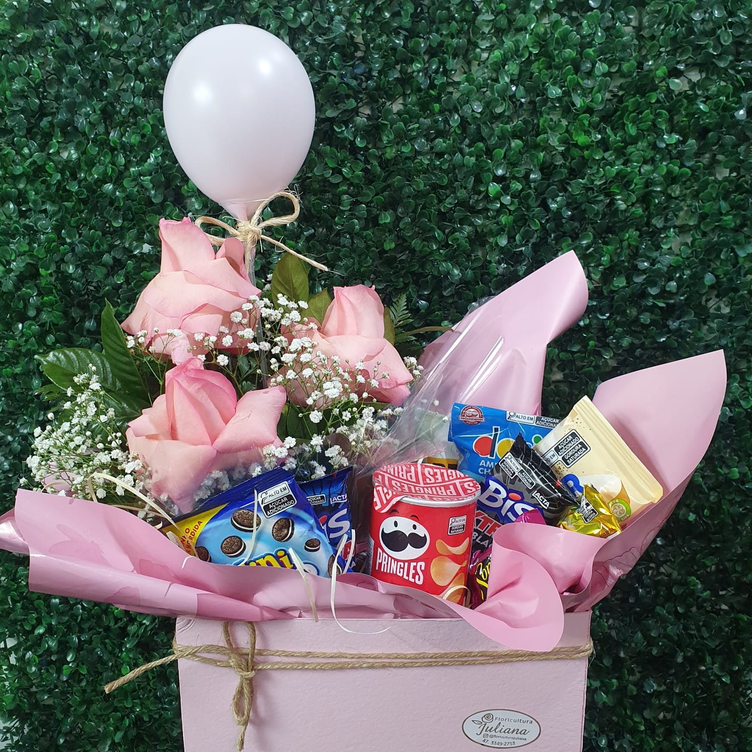 Kit Mix de Guloseimas e Arranjo de Rosas