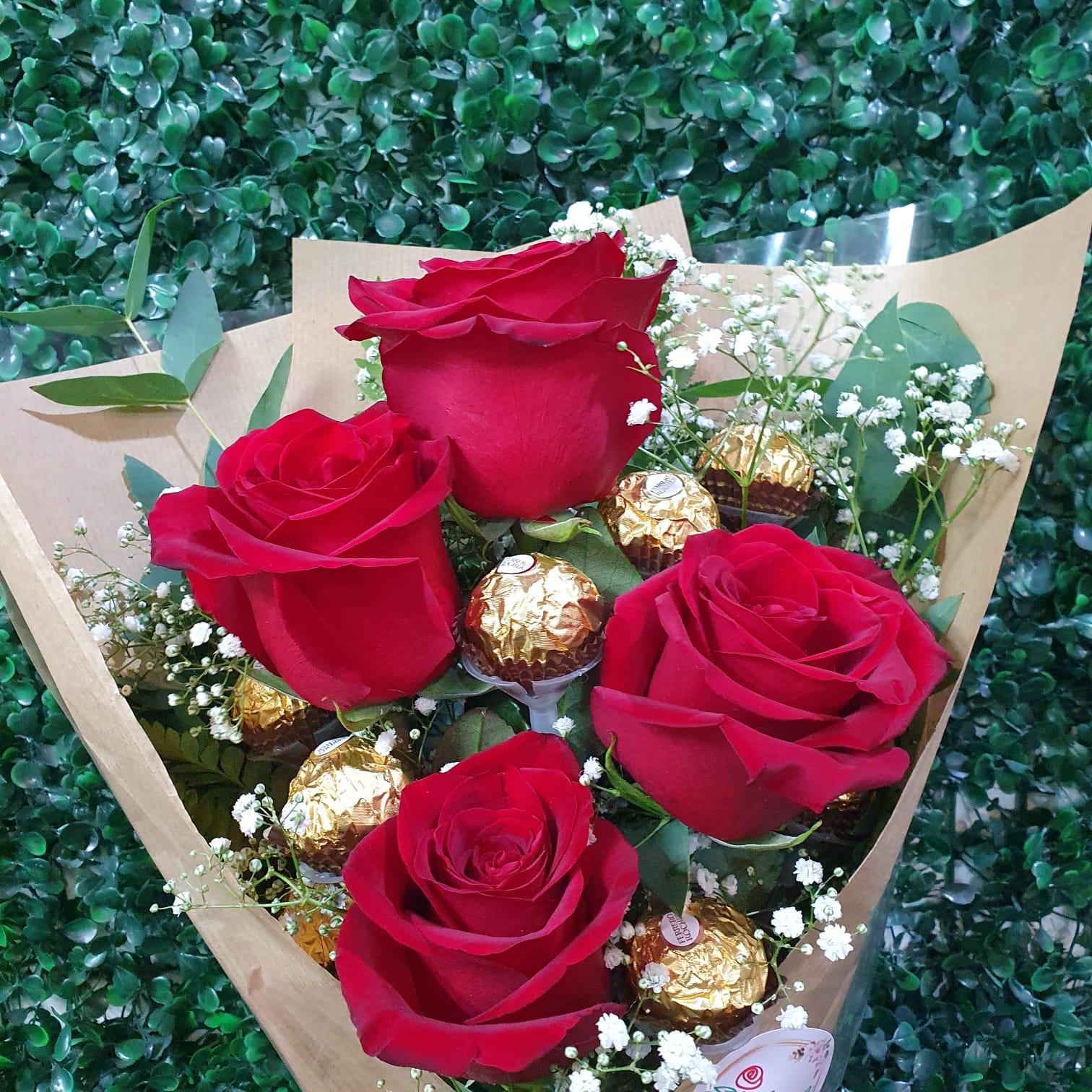 thumb-ramalhete-com-4-rosas-vermelhas-e-8-ferreros-pardo-2