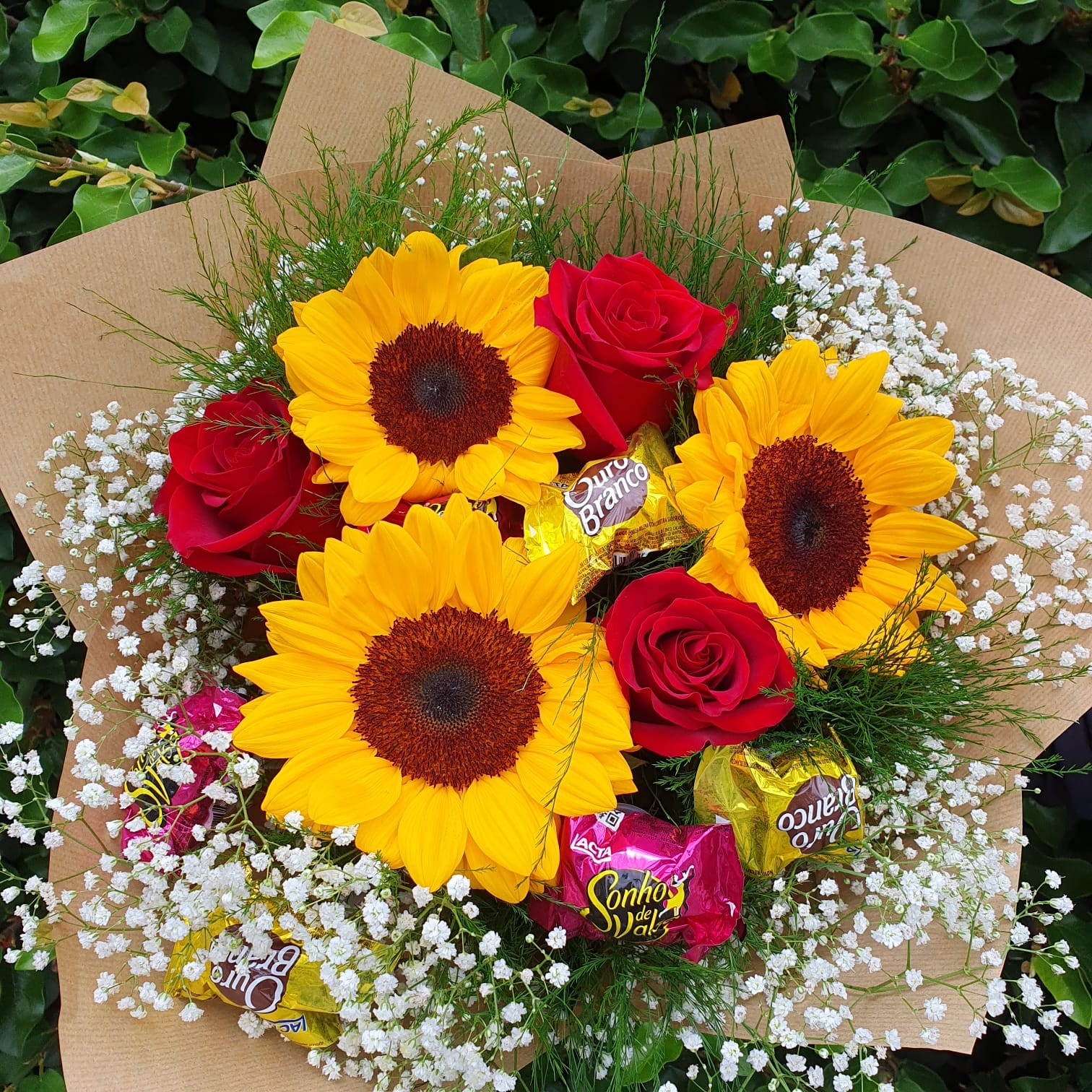 Buquê com 3 Rosas vermelhas e Girassóis e 6 Bombons
