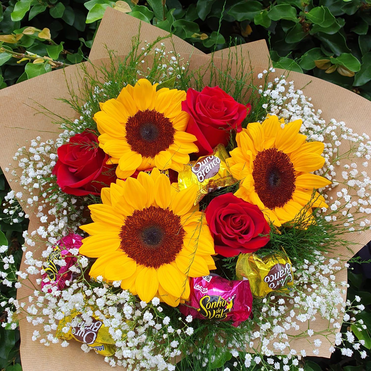 thumb-buque-com-3-rosas-vermelhas-e-girassois-e-6-bombons-0