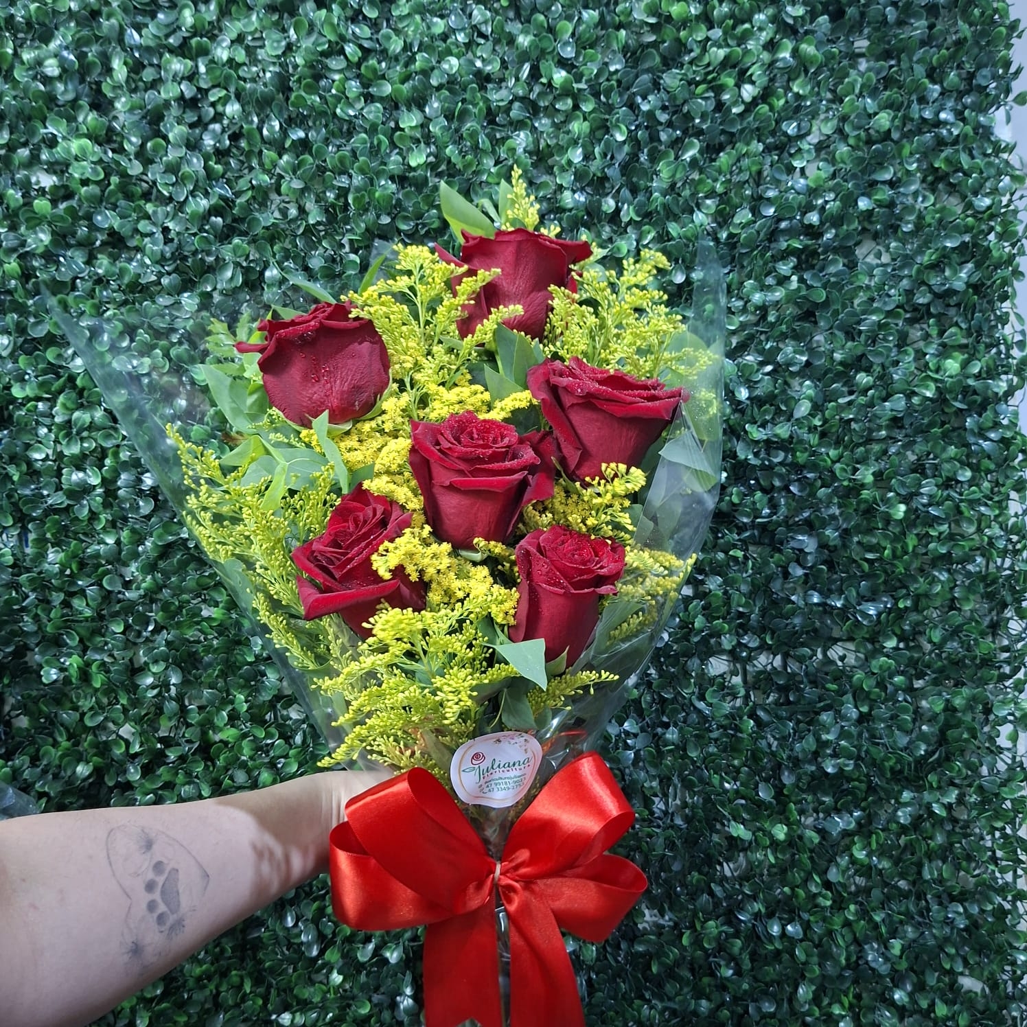 Ramalhete com 6 rosas vermelhas - Transparente