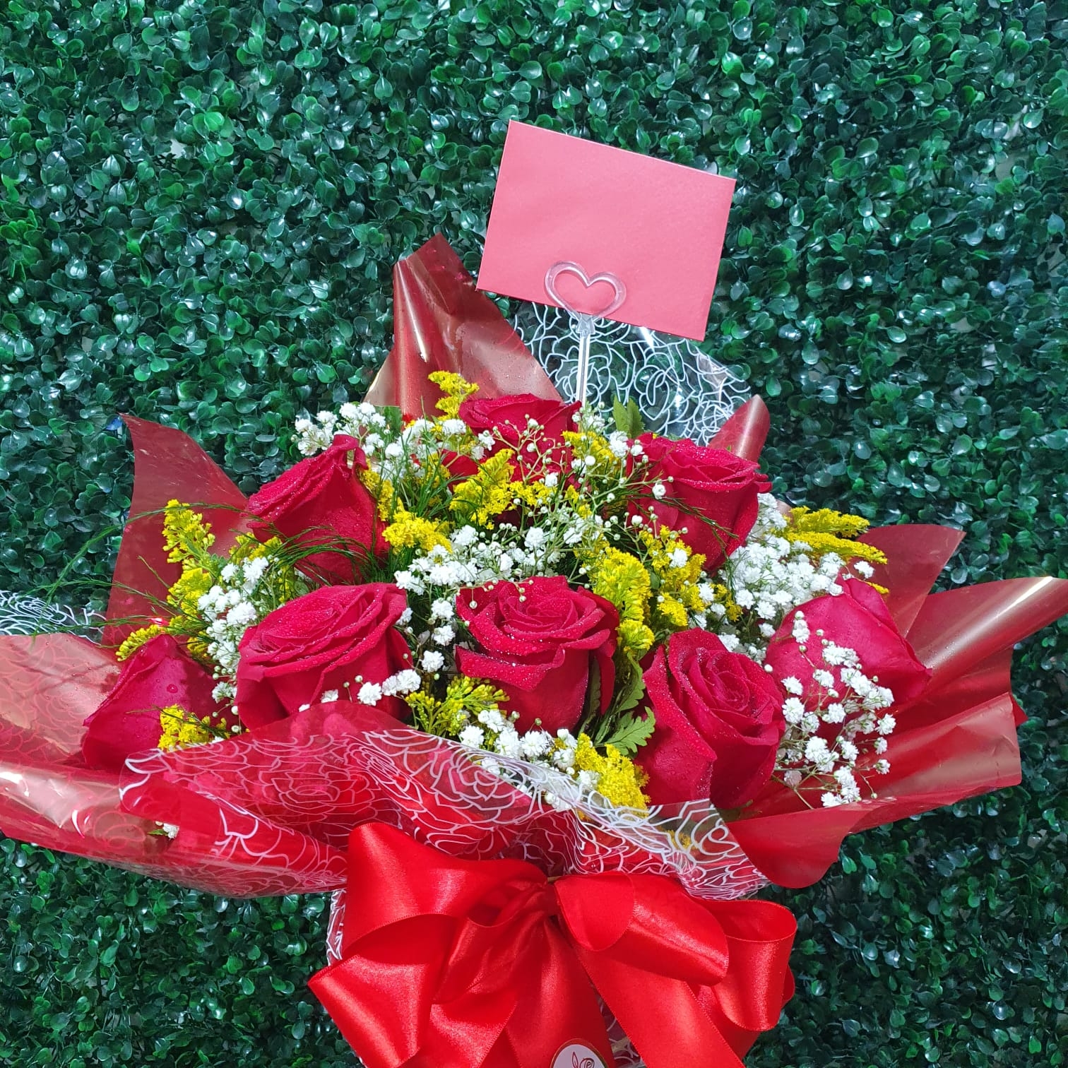 Arranjo Romântico - 8 Rosas importadas + Cartão Personalizado