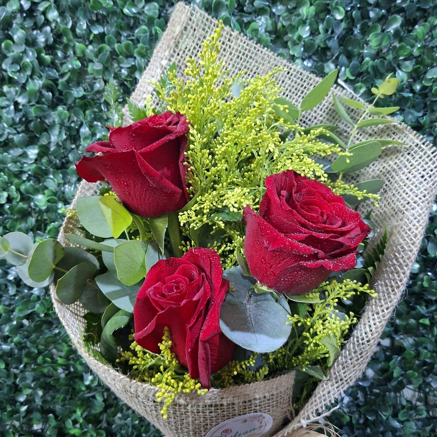 thumb-ramalhete-com-3-rosas-vermelhas-juta-0