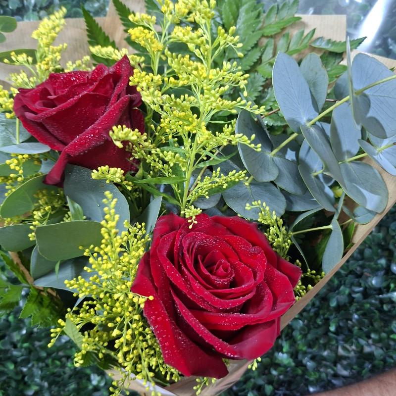 thumb-ramalhete-com-2-rosas-vermelhas-pardo-0