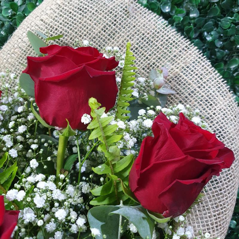 thumb-ramalhete-com-6-rosas-vermelhas-juta-0