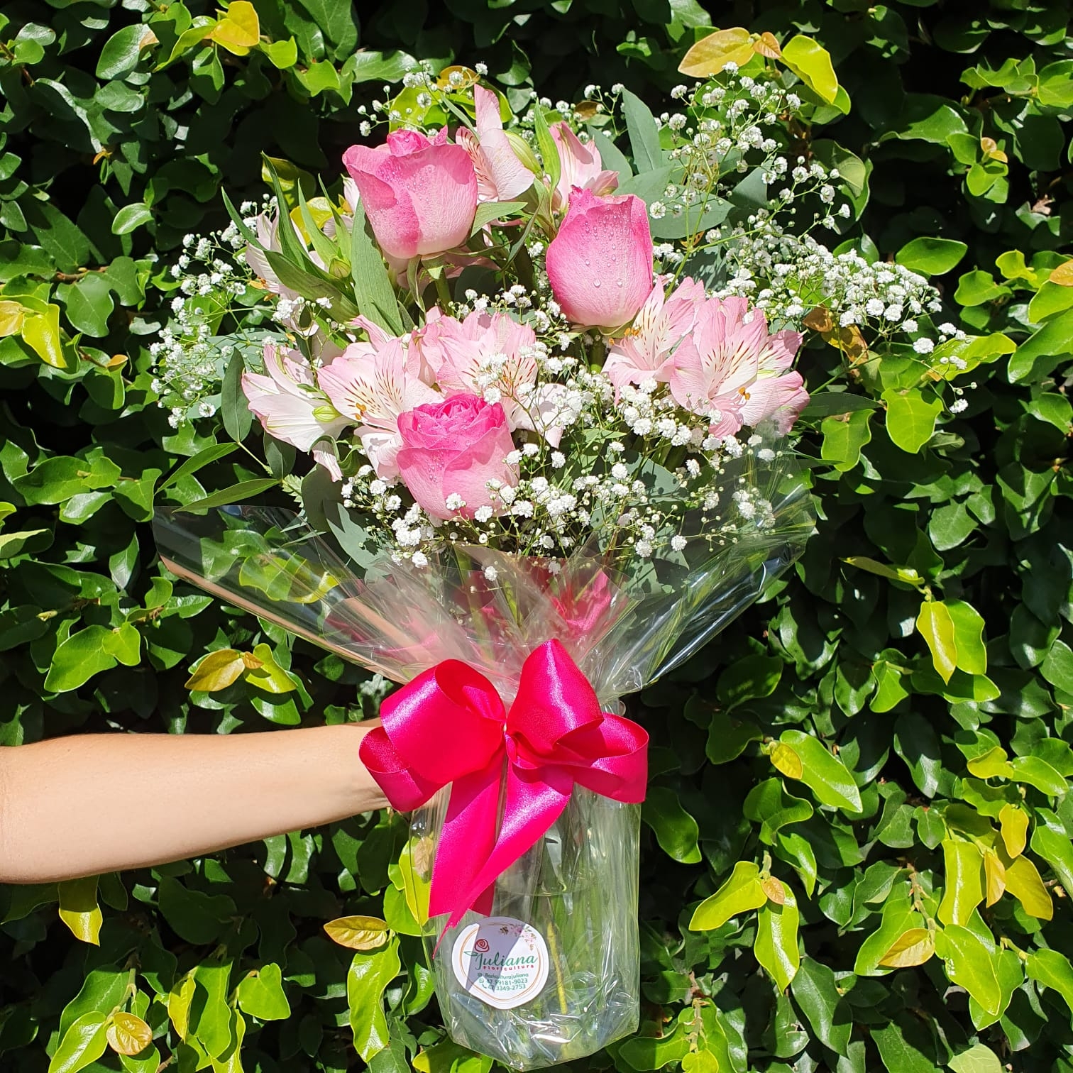 Ramalhete no vaso vidro em tons rosa