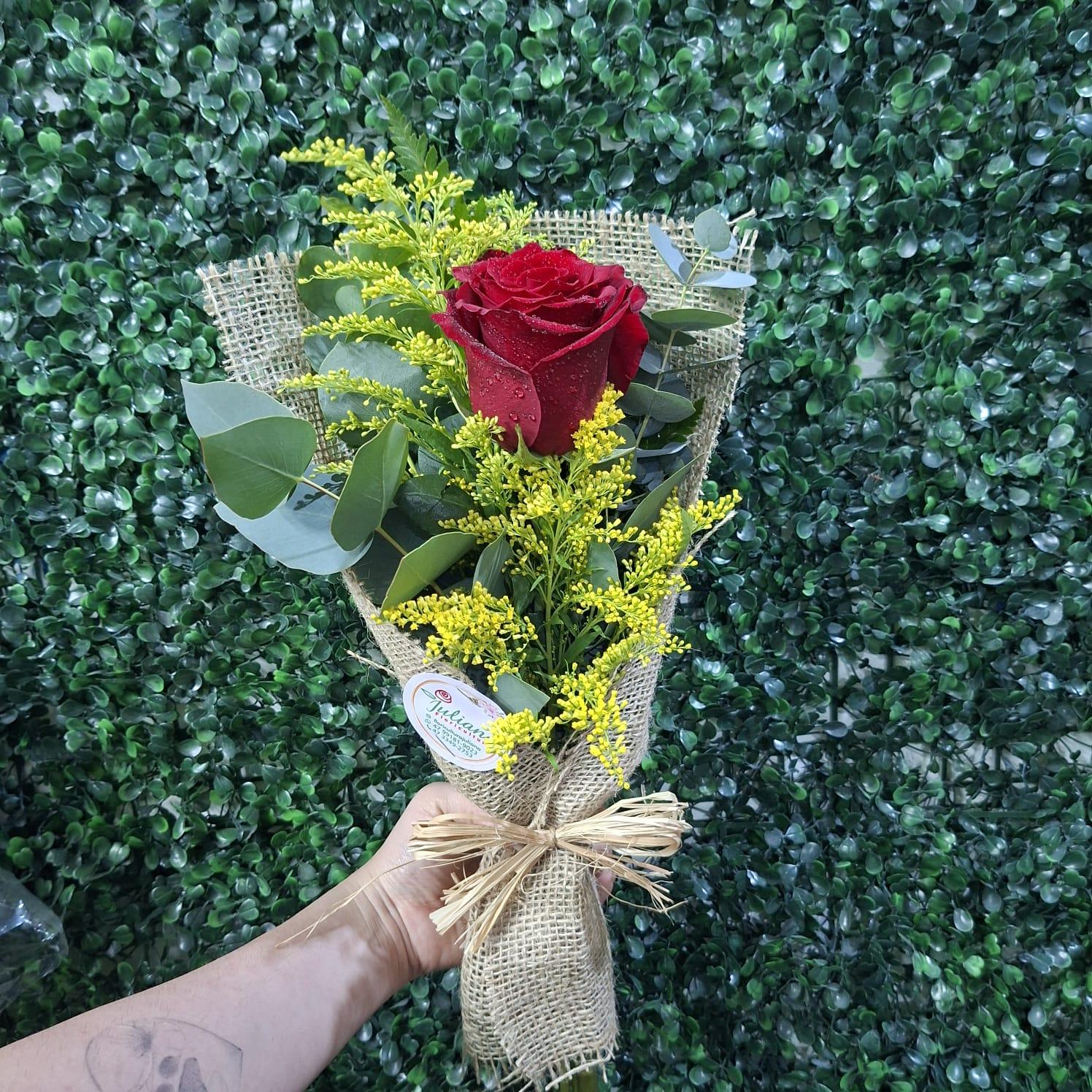 thumb-ramalhete-com-1-rosa-vermelha-juta-1