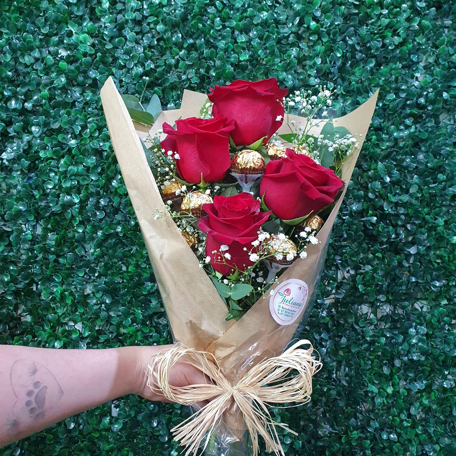 thumb-ramalhete-com-4-rosas-vermelhas-e-8-ferreros-pardo-0