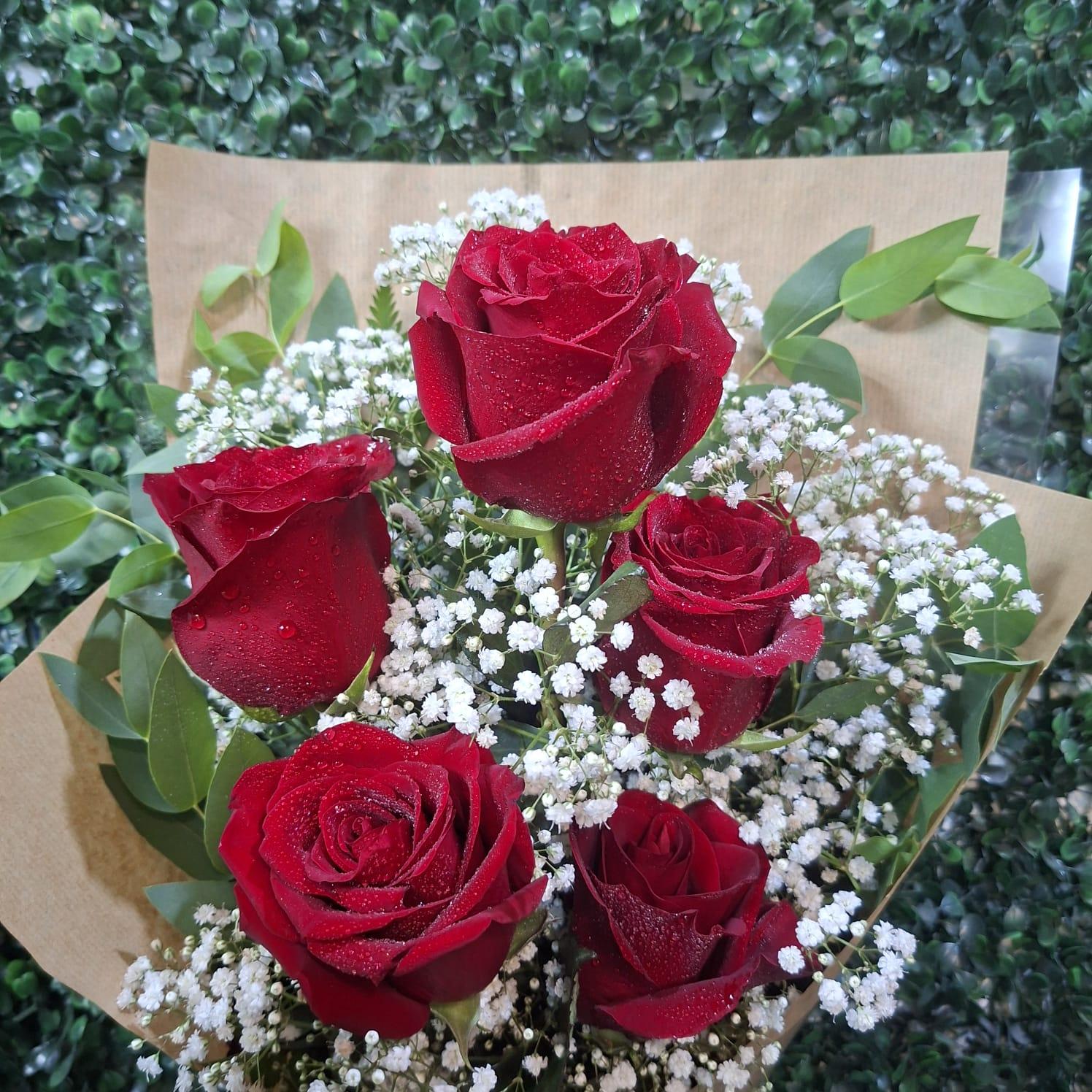 thumb-ramalhete-com-5-rosas-vermelhas-pardo-2