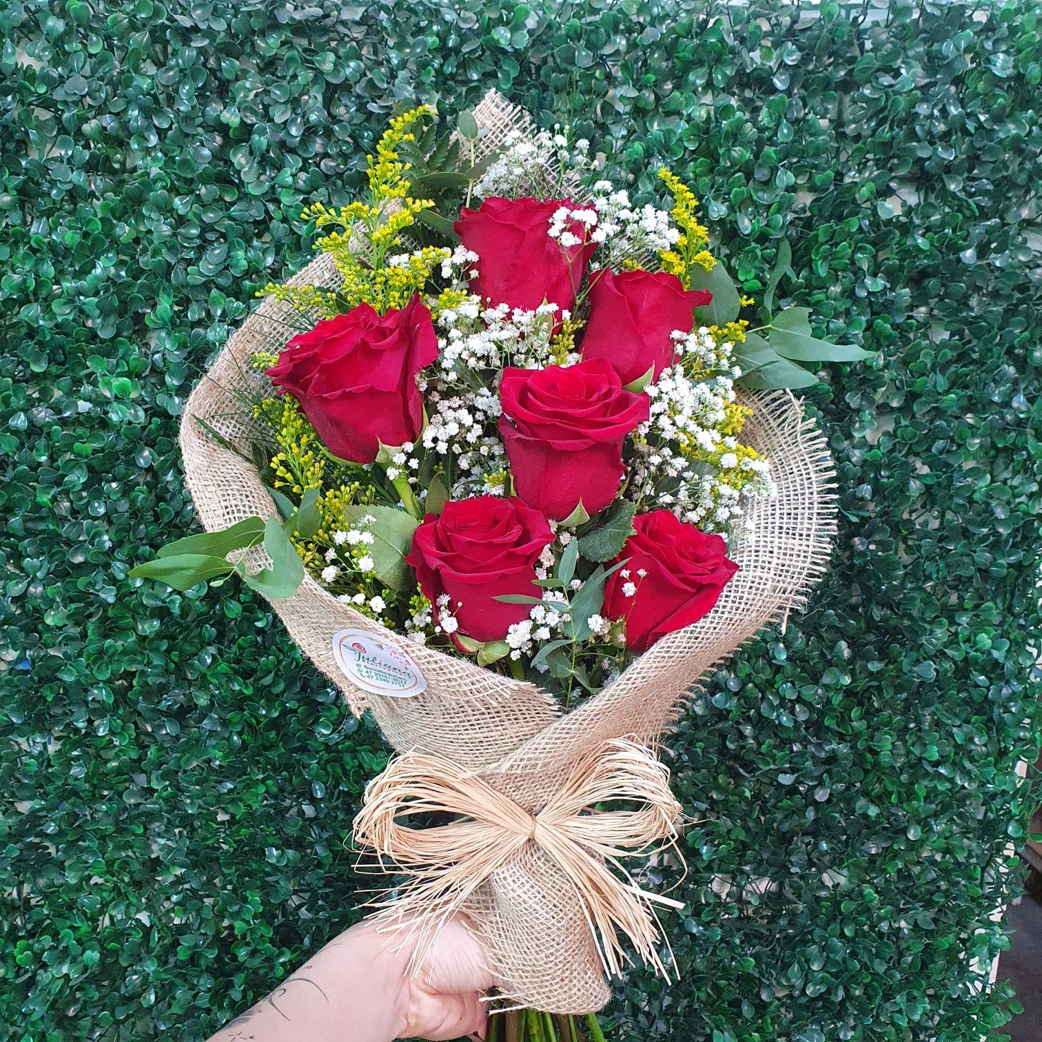 thumb-ramalhete-com-6-rosas-vermelhas-juta-2