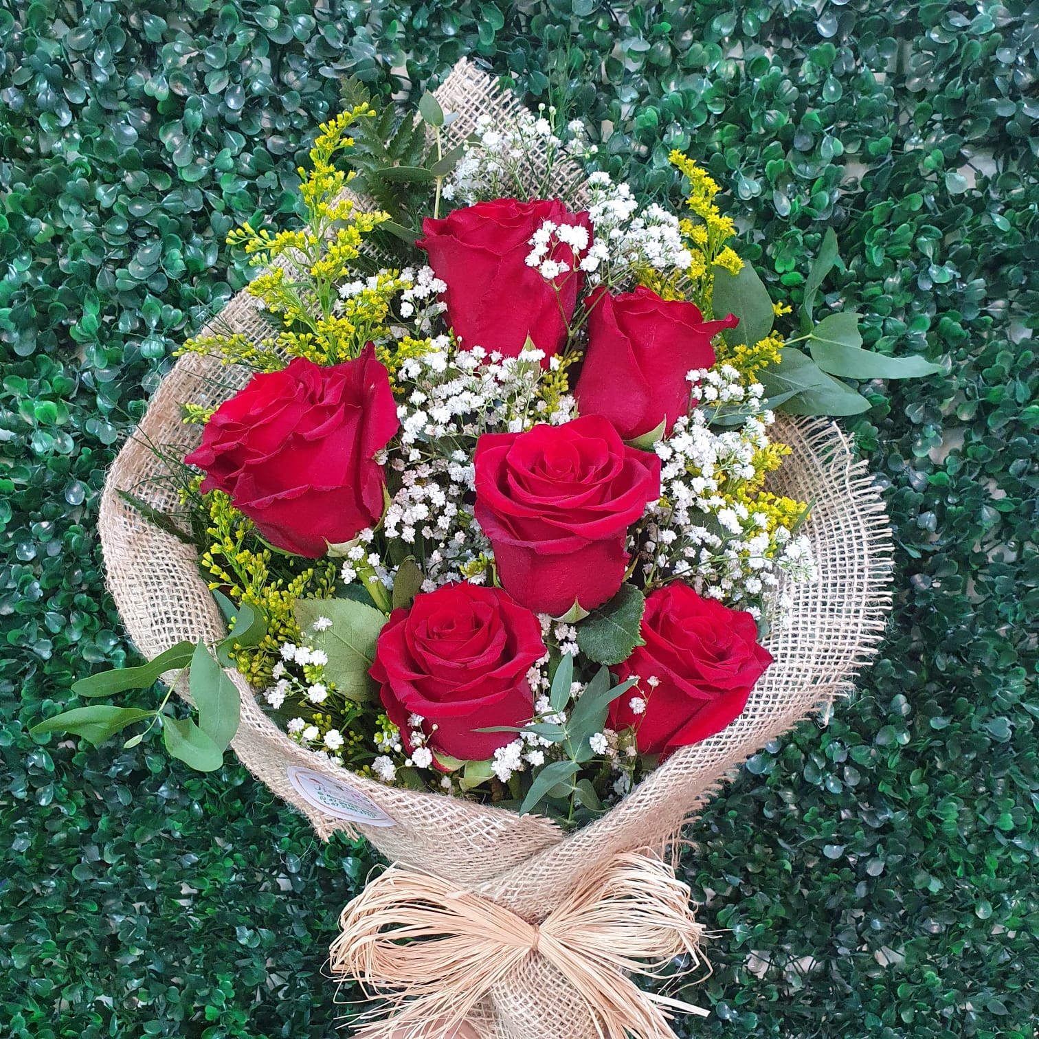 Ramalhete com 6 rosas vermelhas - Juta