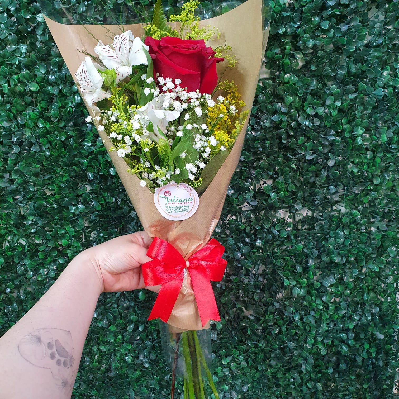 thumb-ramalhete-om-1-rosa-vermelha-e-alstromerias-pardo-1