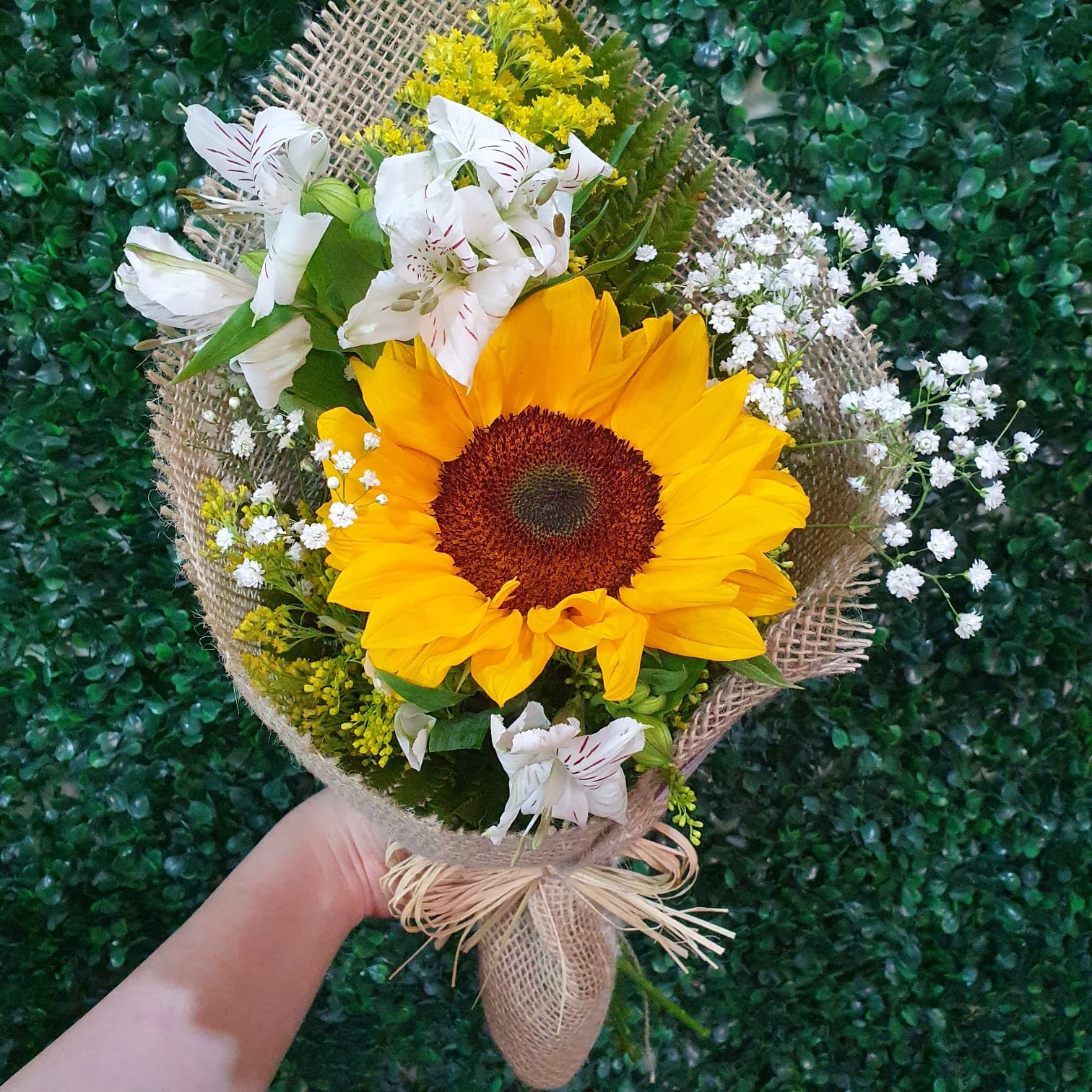 Ramalhete com 1 girassol e alstroméria - Juta