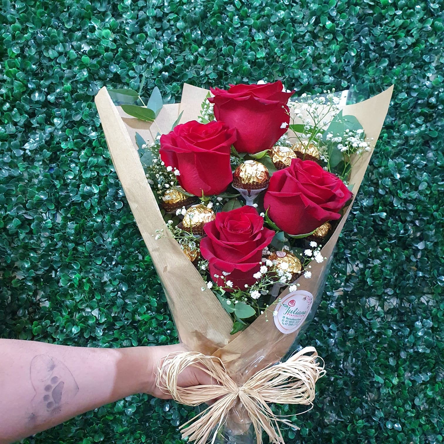 Ramalhete com 4 Rosas Vermelhas e 8 Ferreros - Pardo