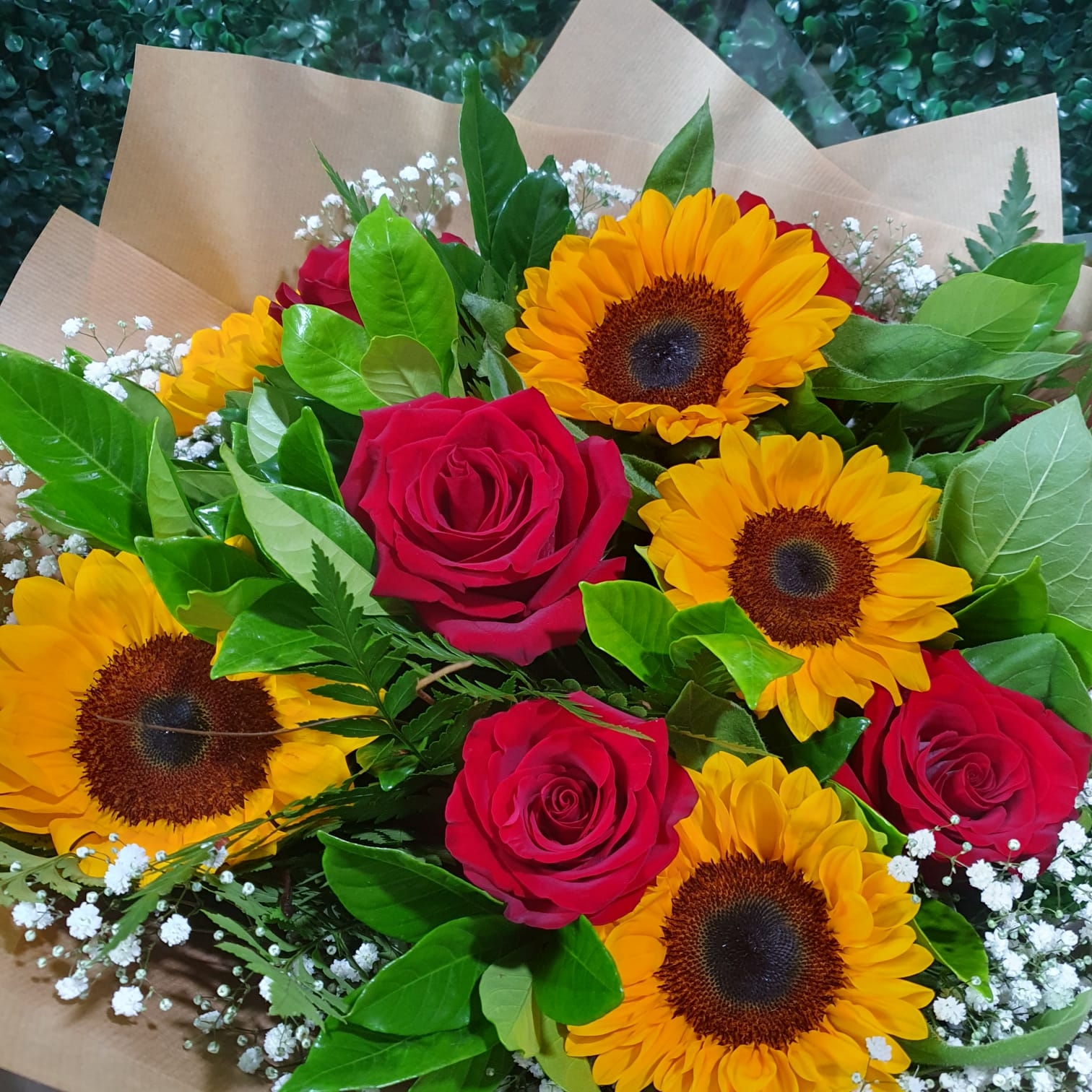 Buquê misto de Rosas e Girassóis - 12 Unidades Pardo