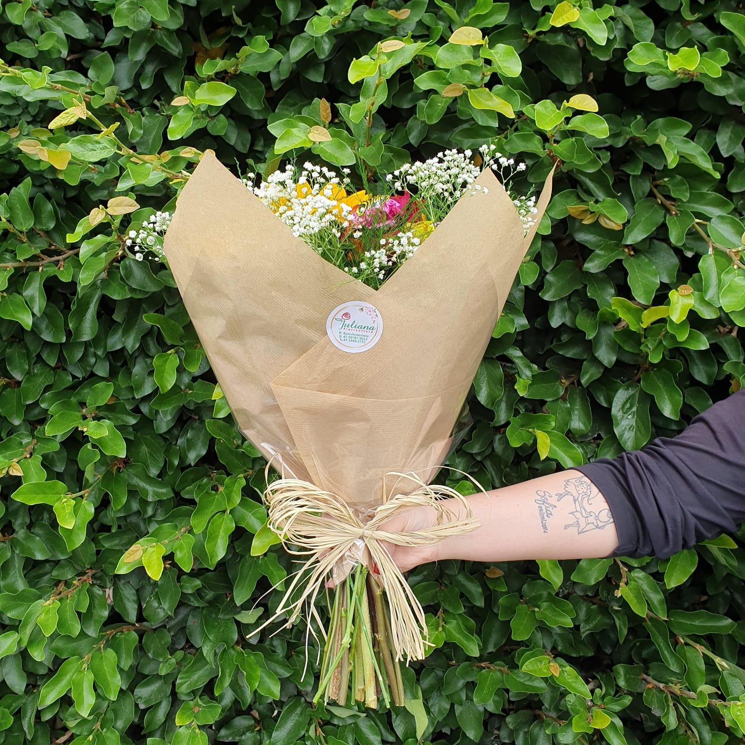 thumb-buque-com-3-rosas-vermelhas-e-girassois-e-6-bombons-2