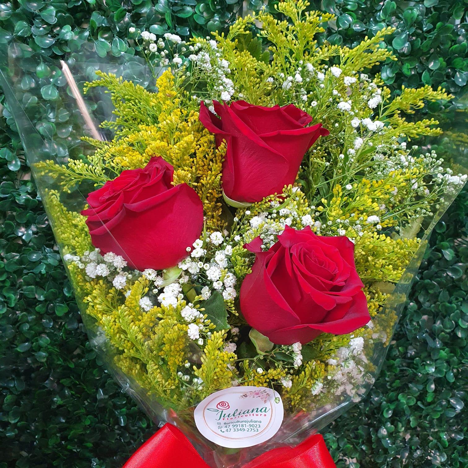 thumb-ramalhete-com-3-rosas-vermelhas-transparente-1