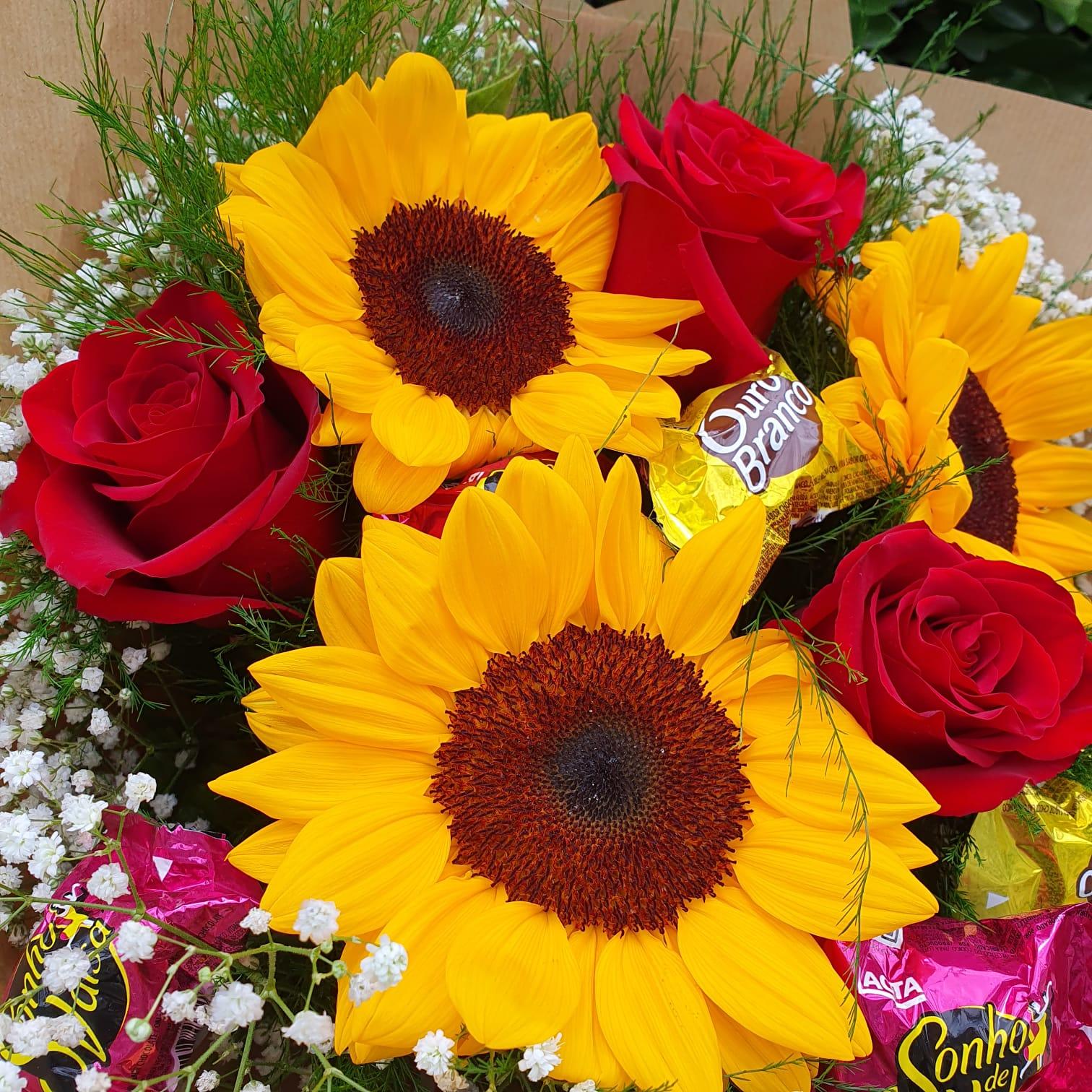 thumb-buque-com-3-rosas-vermelhas-e-girassois-e-6-bombons-1