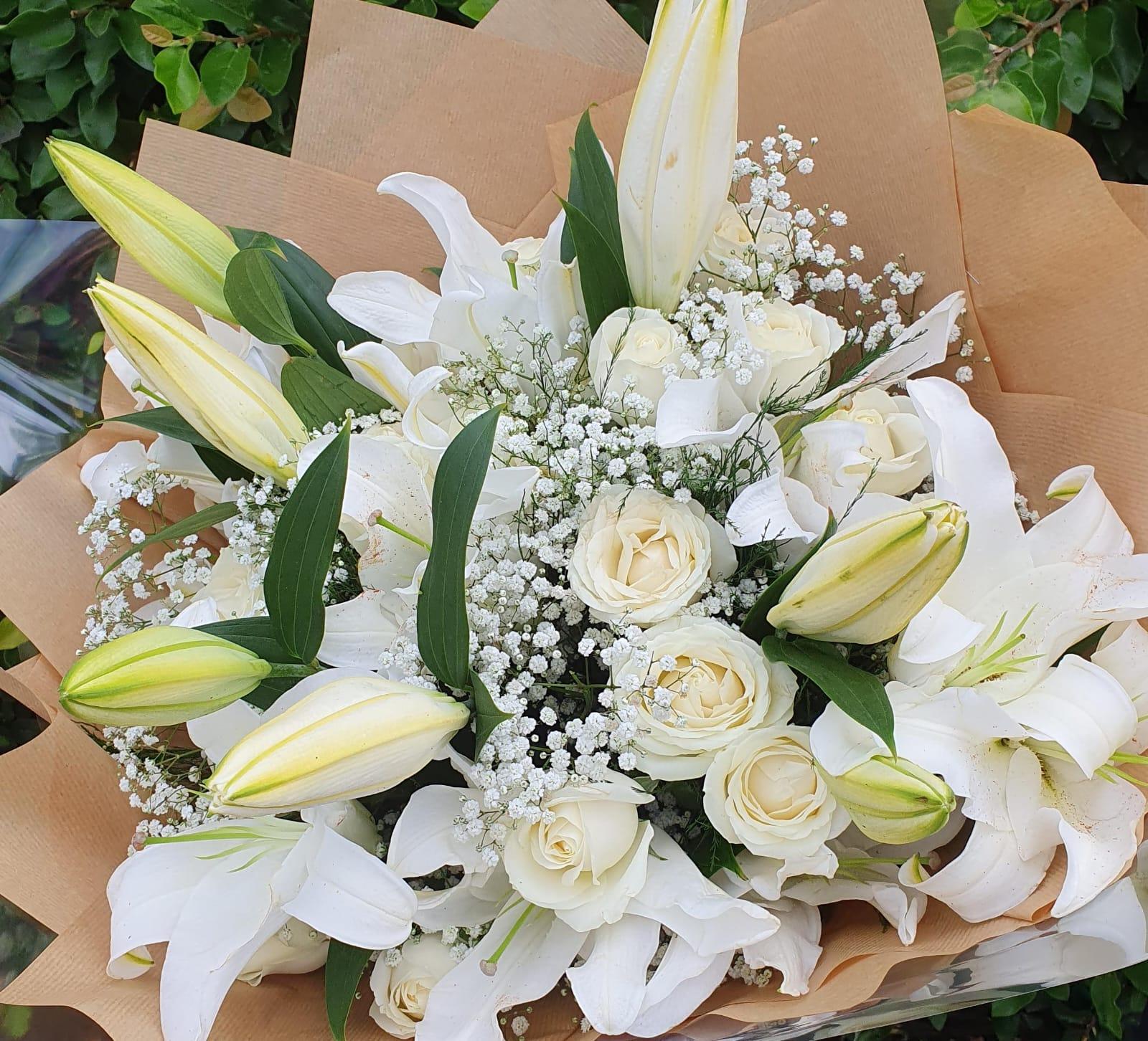 thumb-buque-lirios-e-20-rosas-pardo-0