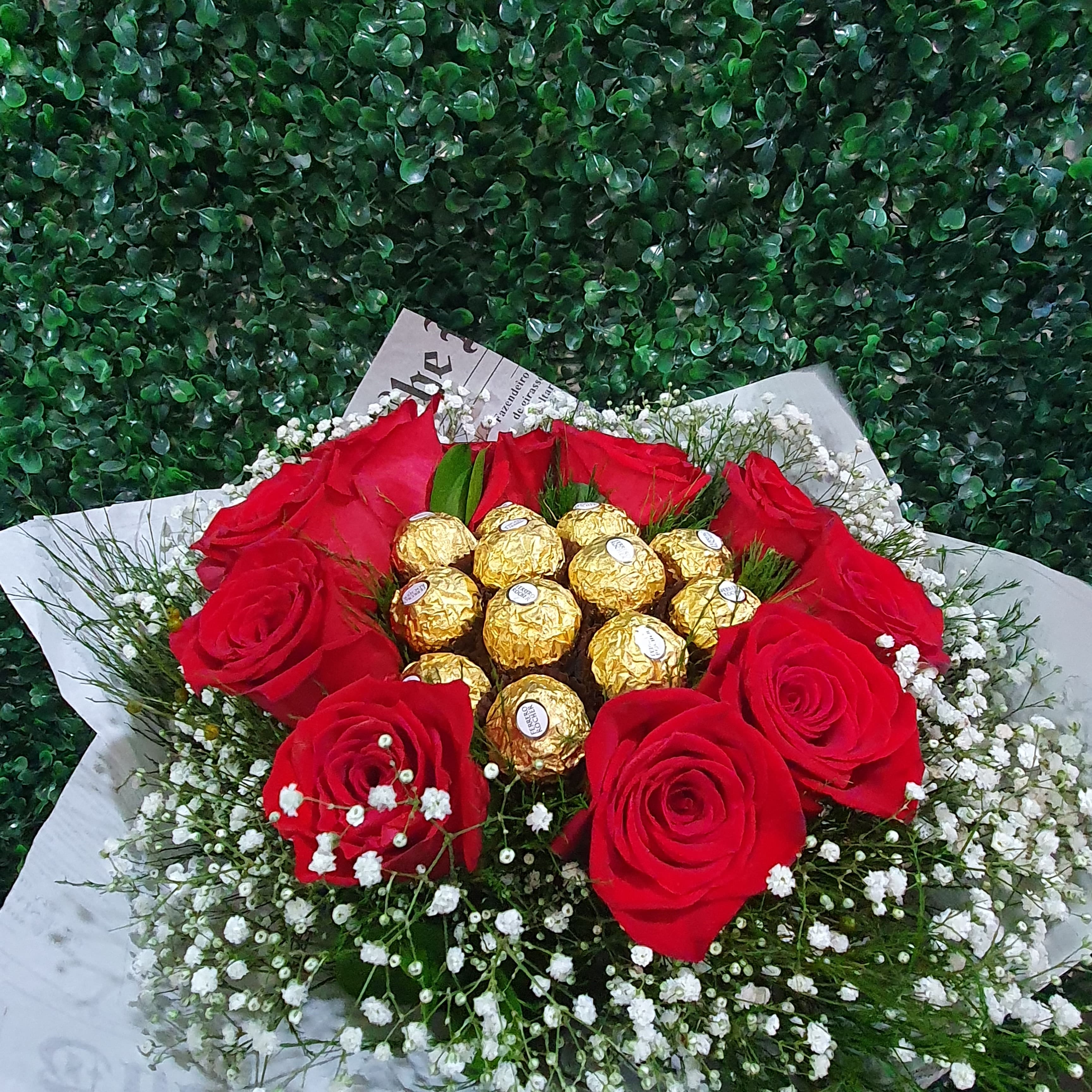 Buque com 9 Rosas e Ferrero 12 - Papel Jornal Branco Lindas Frases