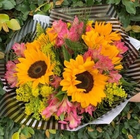 Buque com 6 girassóis e alstromélia - The Flower