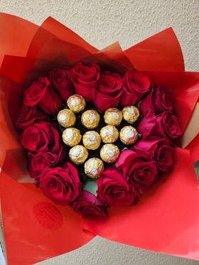 Buque - Coração de Rosas Importadas e Ferrero Roche, 